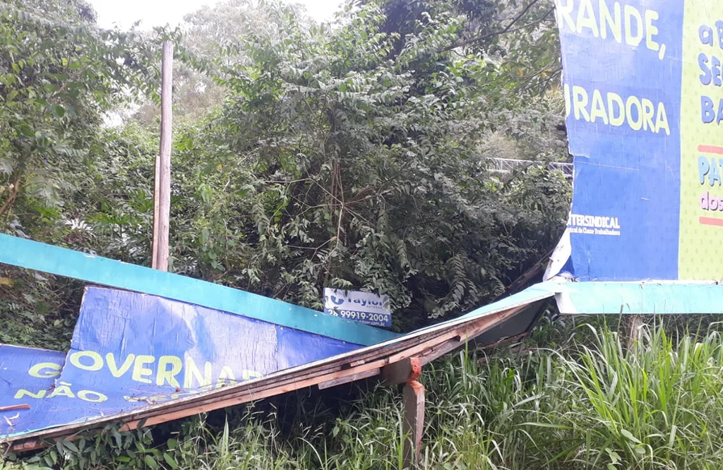 Outdoor contra privatização da Banestes Seguros é alvo de vandalismo em Pedra Azul