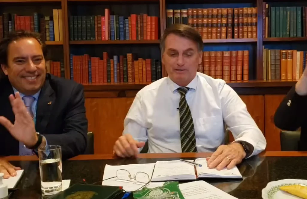 Bolsonaro chama trabalhadores que aguardam auxílio de “minoria barulhenta”
