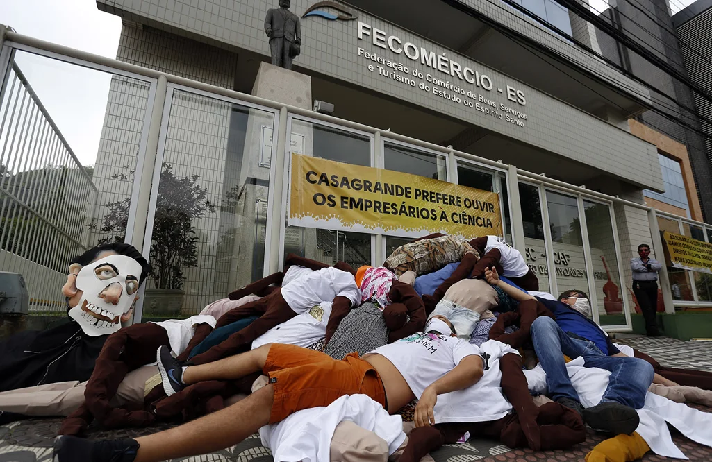 Ato “empilha corpos” em protesto à política genocida de Bolsonaro, Casagrande e empresários