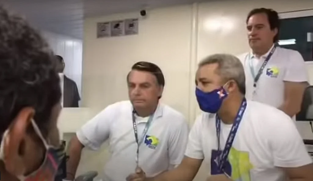 Bolsonaro “atende” sem máscara e põe em risco empregados da agência-barco da Caixa