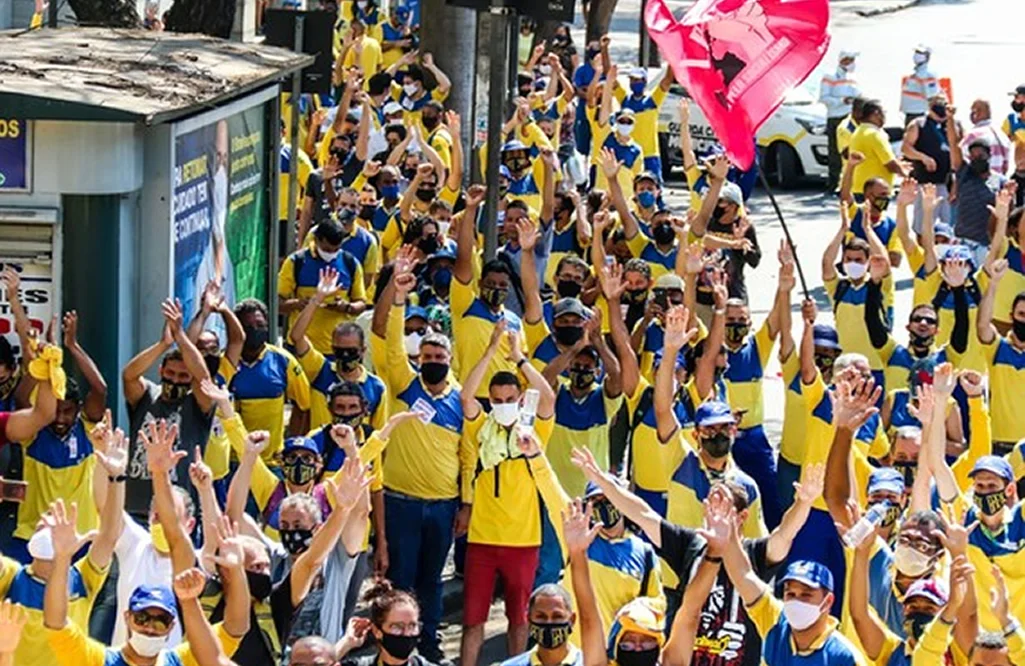 Após 35 dias de greve, empregados dos Correios retornam com críticas ao governo e TST
