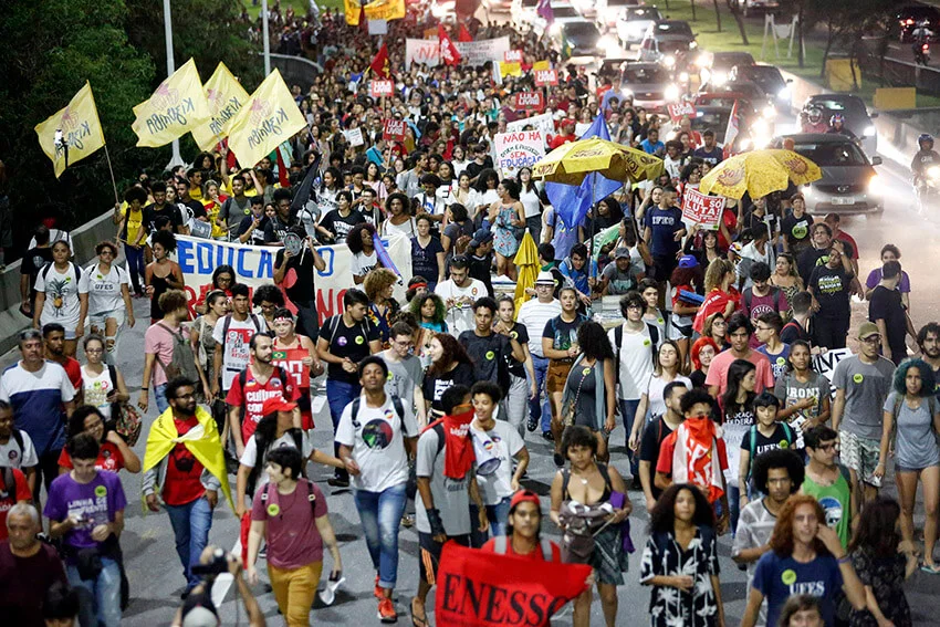 Manifestantes criticam política de educação e reforma da Previdência