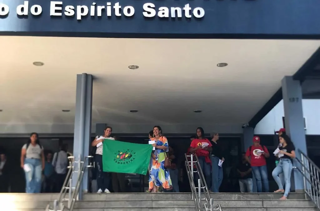 Manifestantes protestam contra termo do TCE-ES que pode deixar crianças fora da escola