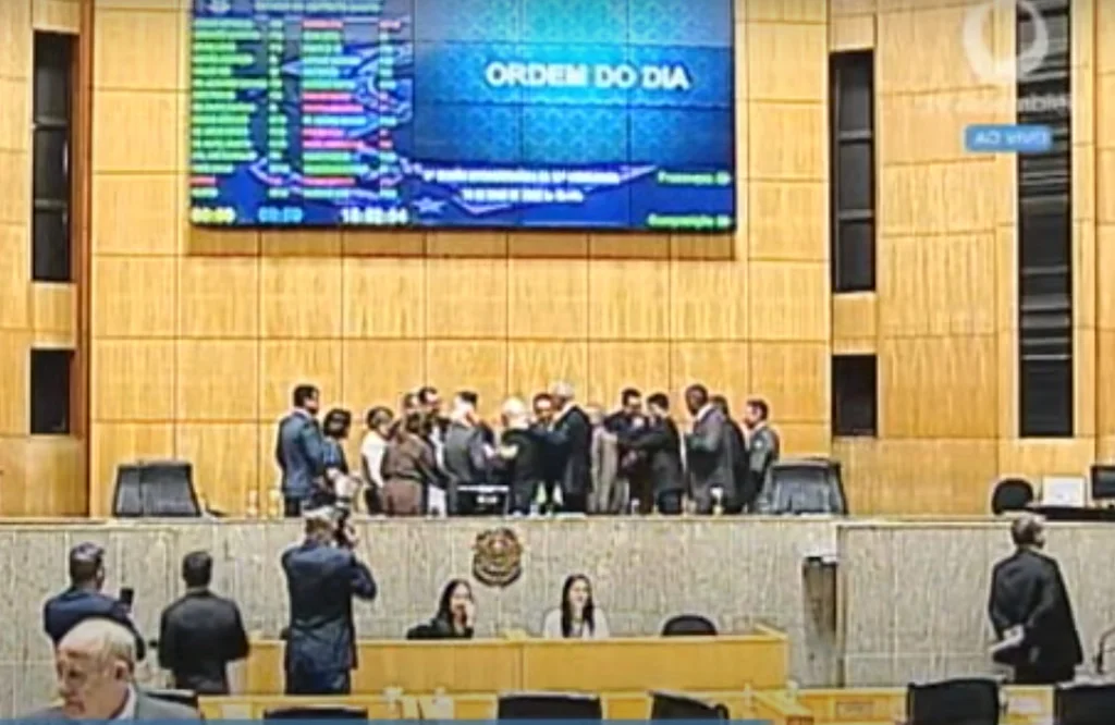 Casagrande quebra compromisso e PL para venda do Banestes é aprovado na Assembleia 