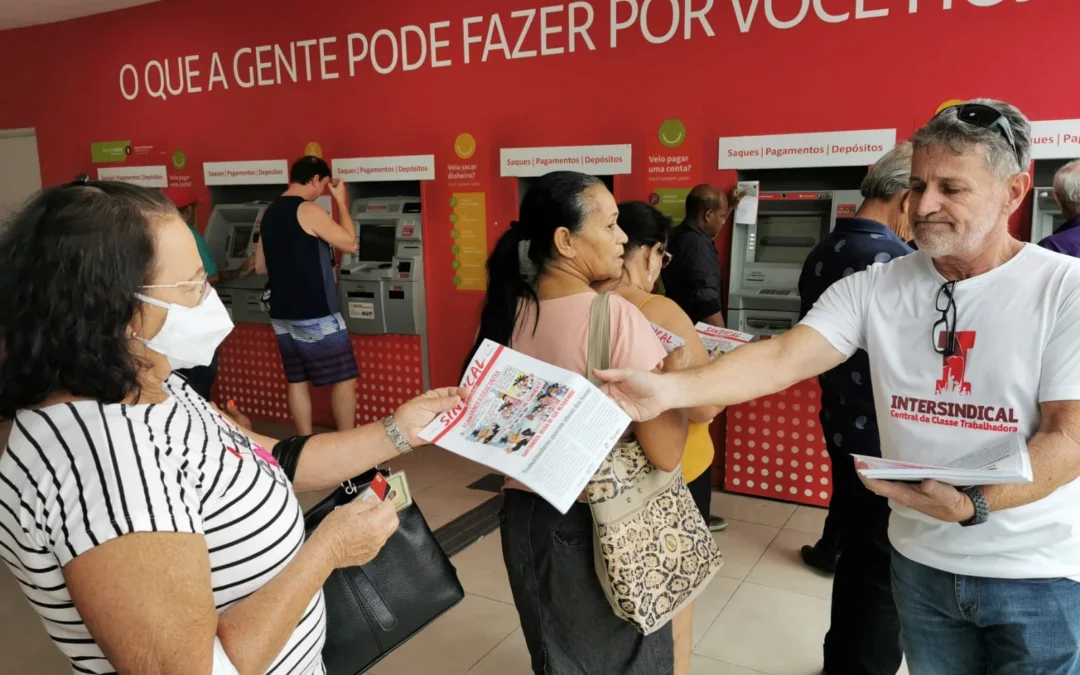 Bancários do Santander protestam contra compensação de horas dos jogos do Brasil