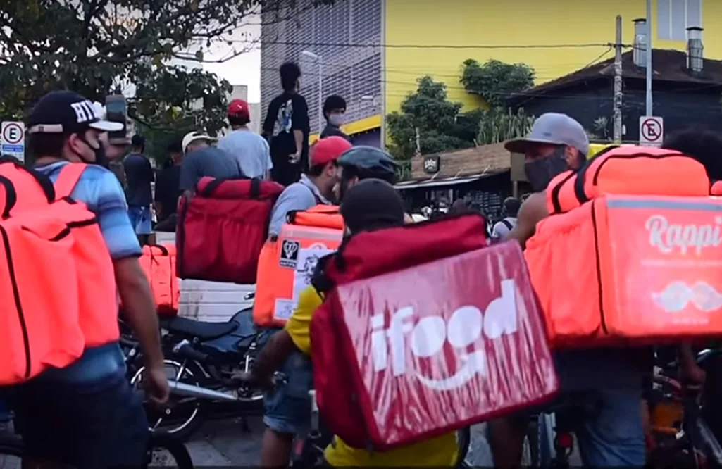 Entregadores de aplicativo recorrem à greve para lutar por direitos