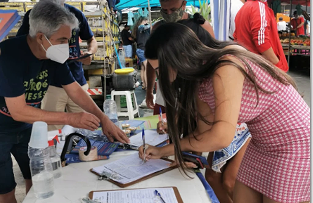 Comitê contra a venda da Banestes Seguros vai à feira do Aribiri
