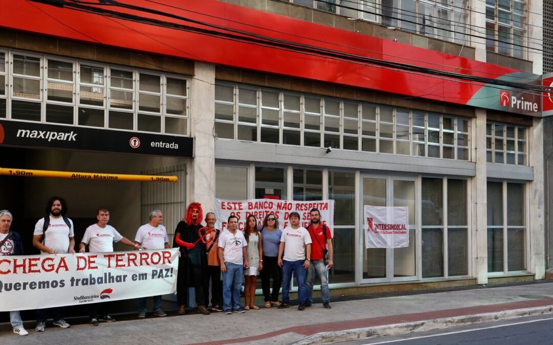 Bancários do Bradesco realizam Dia Nacional de Luta e retardam abertura de agência