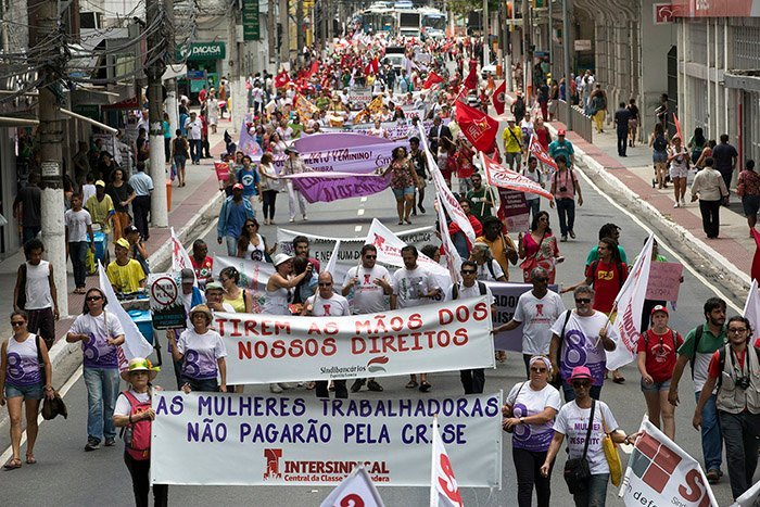 Mulheres marcham pelas ruas de Vitória contra o machismo, o racismo e o capital