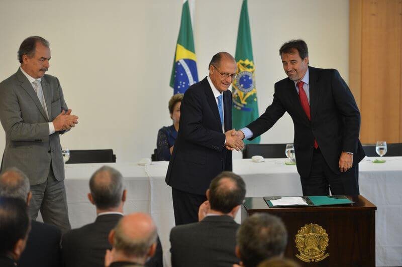 Presidente ilegítimo quer liquidar a Caixa