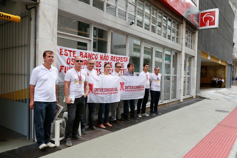 Sindicato paralisa agência do Bradesco nesta quarta contra demissões