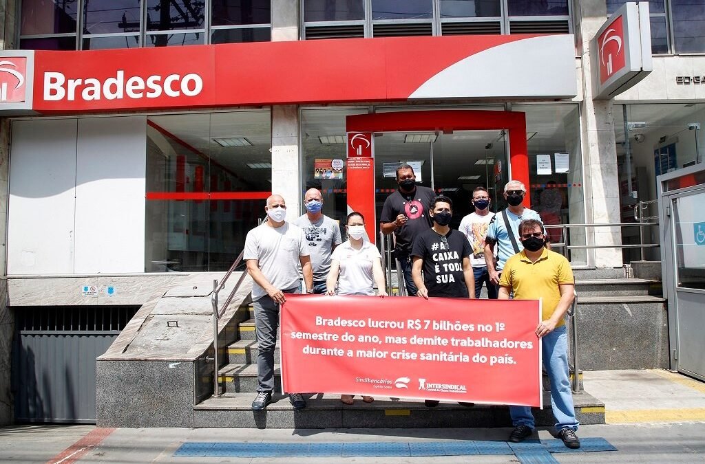 Bancários de bancos privados protestam contra demissões