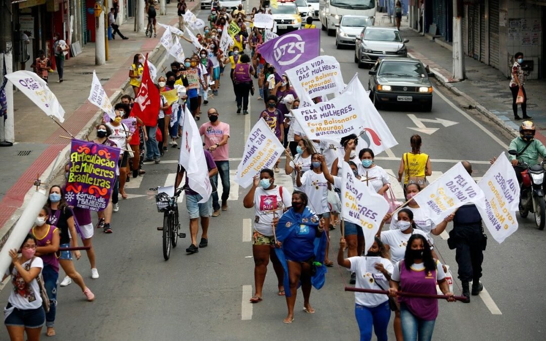 Mulheres marcham pela vida e pedem “vacina já” e “fora Bolsonaro”