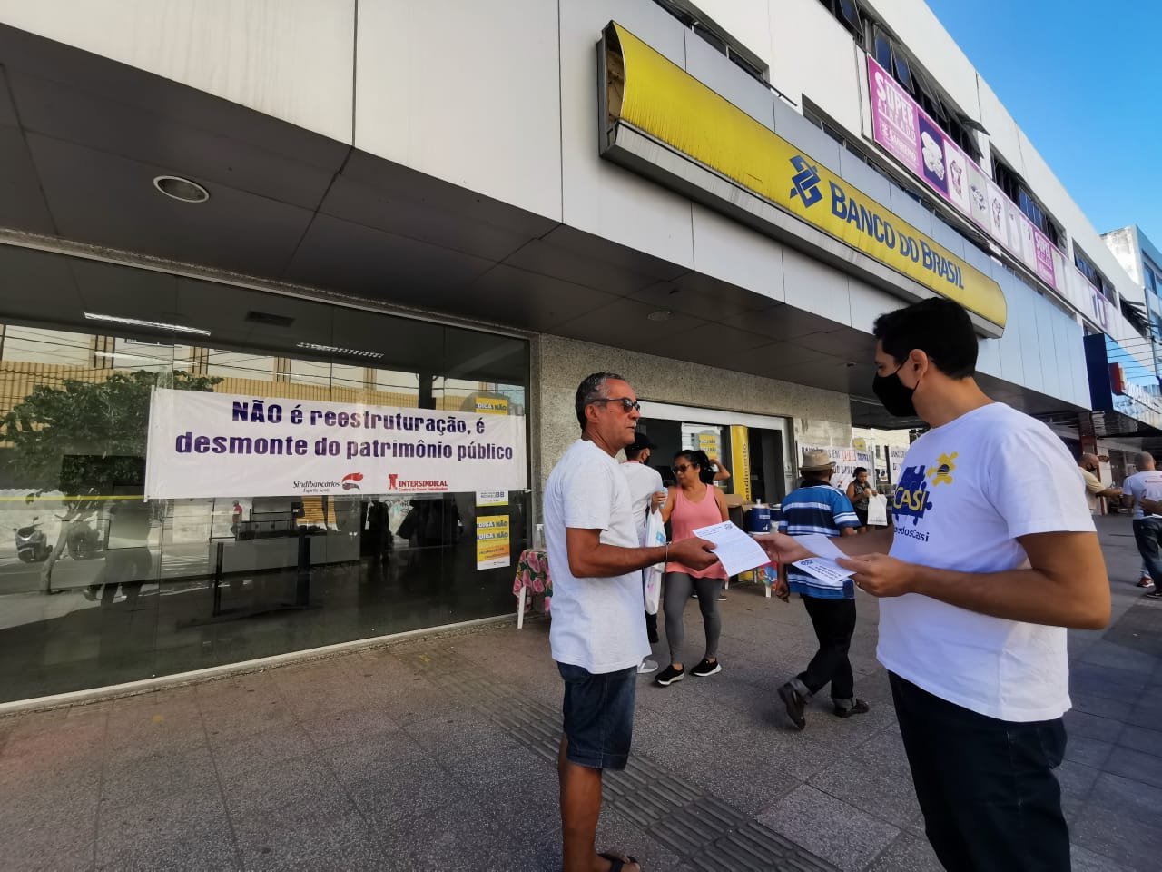 Distribuindo panfletos, bancários dialogaram com população sobre fechamento de agências