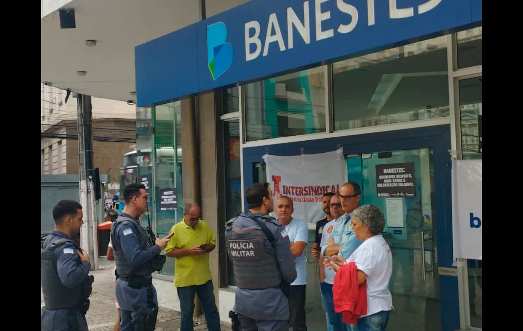 Bancários param três agências e direção do Banestes chama PM