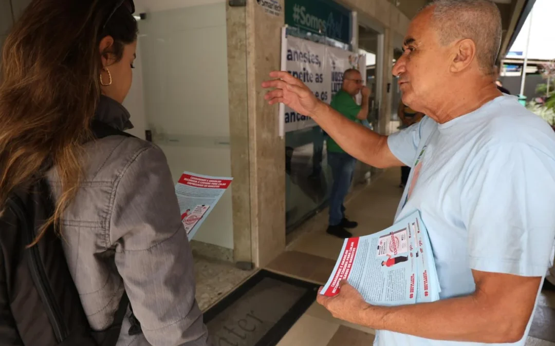 Bancários fazem panfletagem no Palas Center