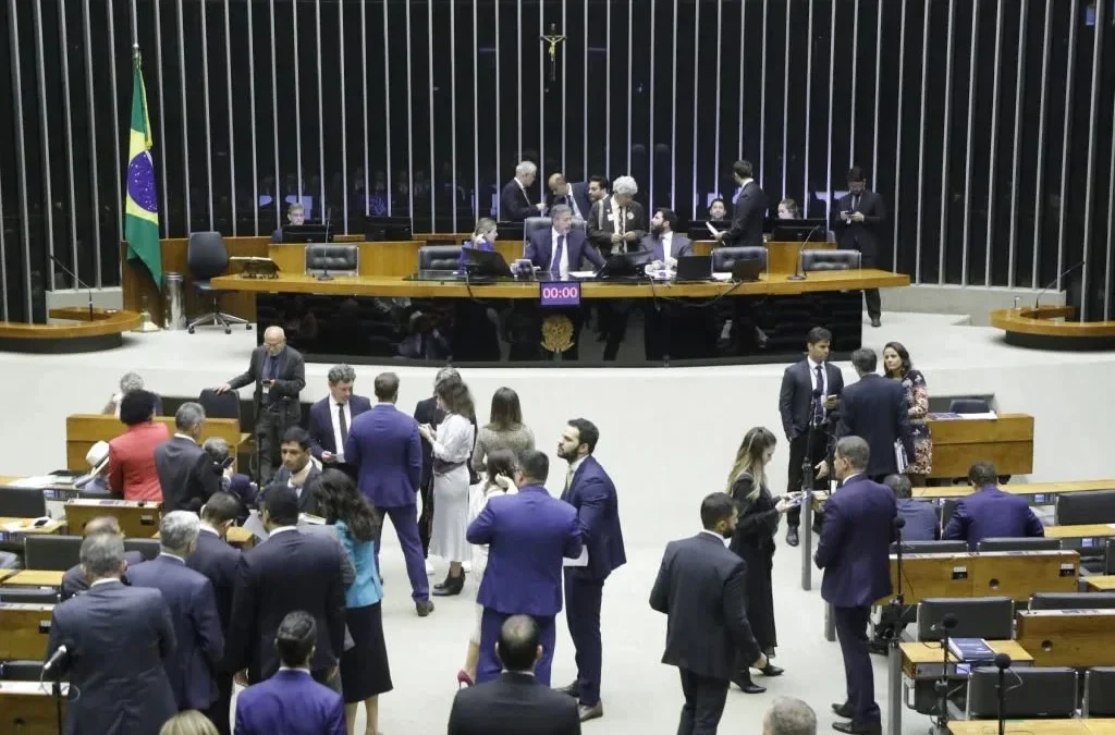 Impostos sobre grandes Fortunas: maioria dos deputados capixabas votou a favor dos milionários