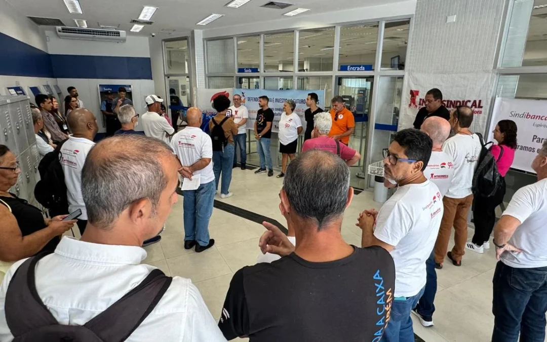 Ação sindical nas agências da Reta da Penha marcam aniversários do Sindicato e da Caixa