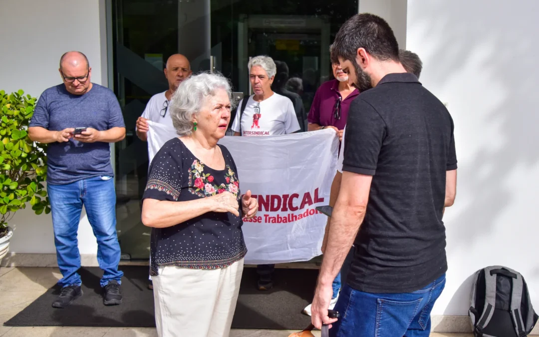 Ação na agência Estilo do BB critica problemas causados pelo Inova