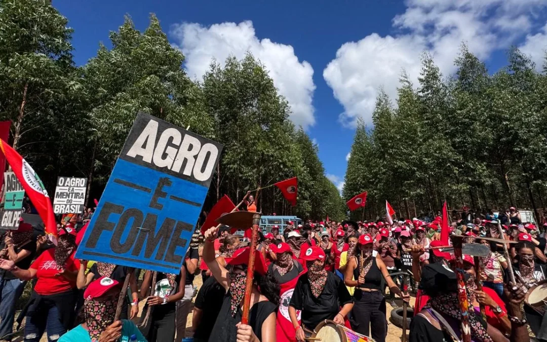 Mil mulheres do MST ocupam área da Suzano em Aracruz