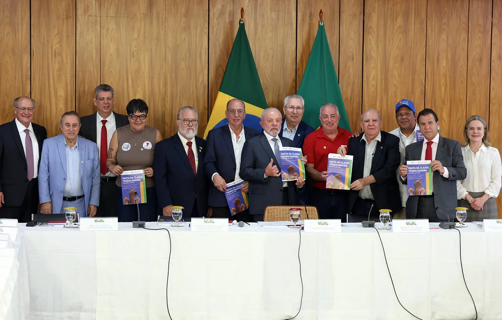 Centrais sindicais fazem marcha em Brasília e entregam a Lula pauta da classe trabalhadora
