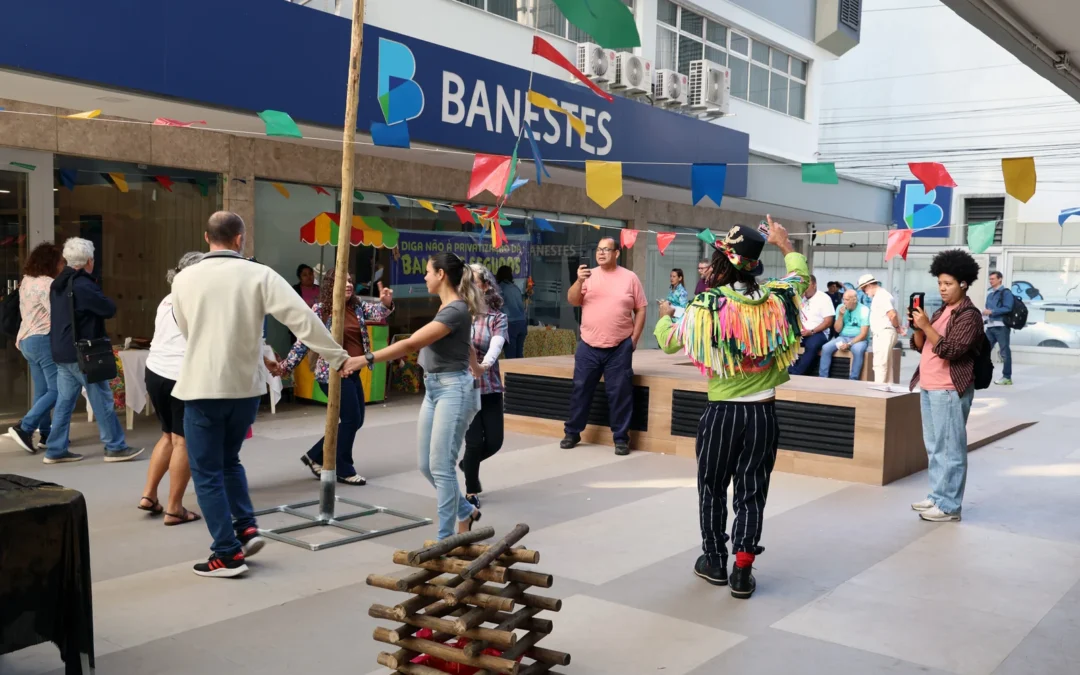 Bancários fazem Arraiá do PCS e denunciam: plano do Banestes é pau de sebo, ninguém chega ao topo