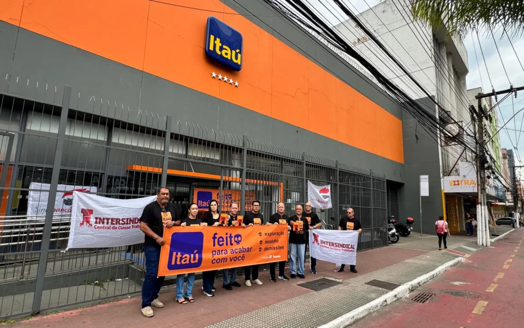 Bancários do Itaú realizam protestos contra fechamento de agências e demissões