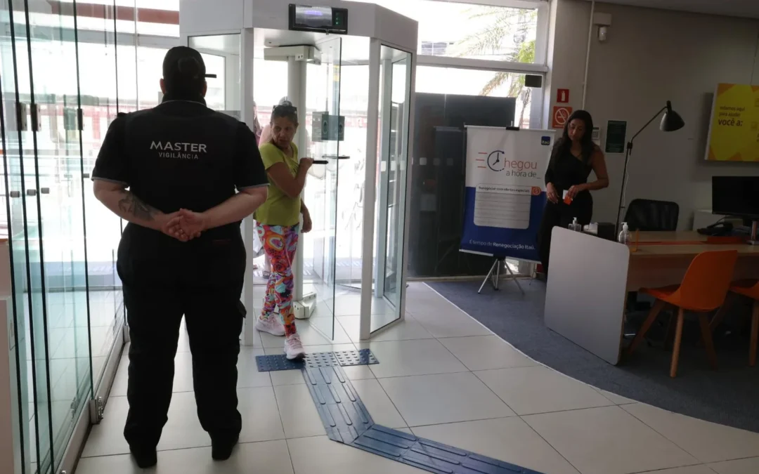 Sindicato conquista, via ação judicial, reinstalação de porta-giratória no Itaú