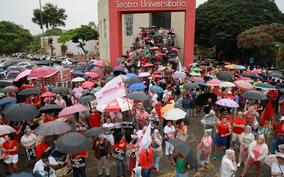 Capixabas protestam contra aprovação do PL da Dosimetria na Câmara