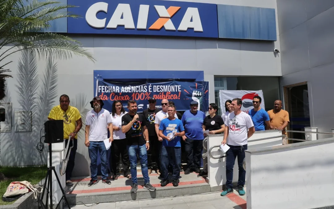 Bancários protestam contra fechamento de mais duas agências da Caixa no ES