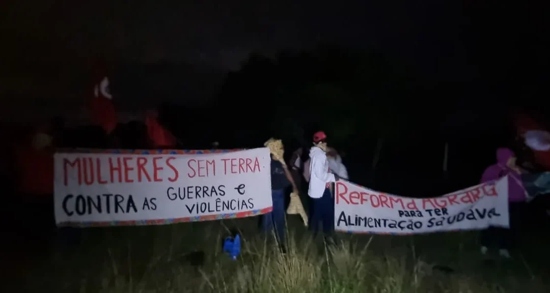 Contra os crimes da mineração: mulheres Sem Terra ocupam terras e paralisam trem da Samarco
