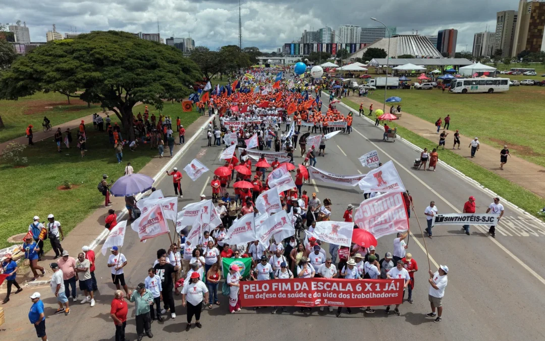 Lula recebe reivindicações das centrais sindicais, incluindo redução da jornada de trabalho sem a redução salarial