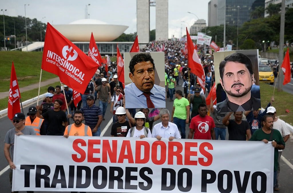 Nos momentos decisivos, Magno Malta e Marcos do Val votaram contra o trabalhador