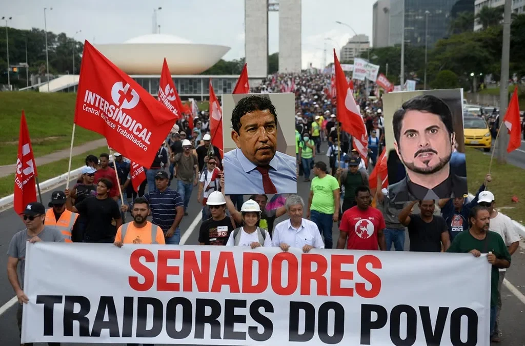Nos momentos decisivos, Magno Malta e Marcos do Val votaram contra o trabalhador
