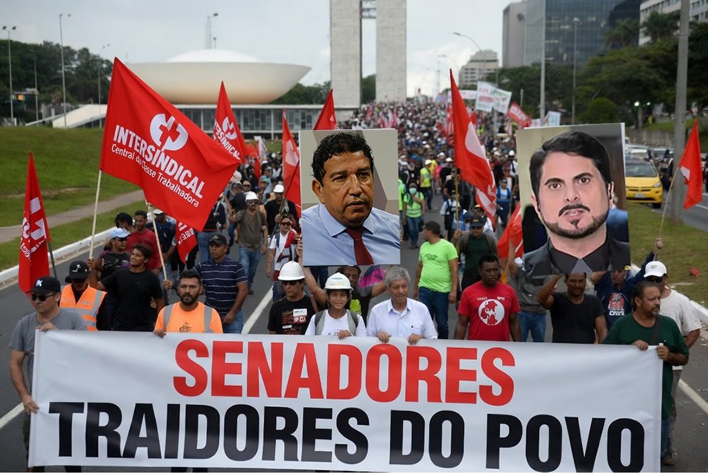 Nos momentos decisivos, Magno Malta e Marcos do Val votaram contra o trabalhador