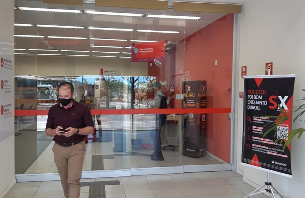 Santander descumpre liminar e não reinstala porta giratória na agência Enseada