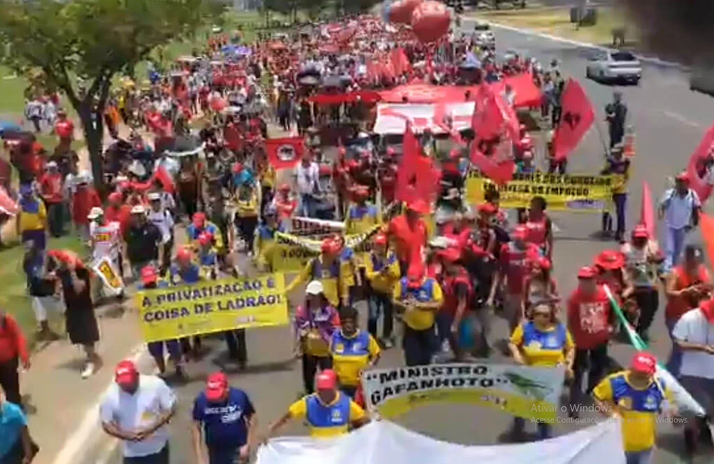Ato em defesa da soberania, direitos e emprego leva milhares de trabalhadores às ruas de Brasília