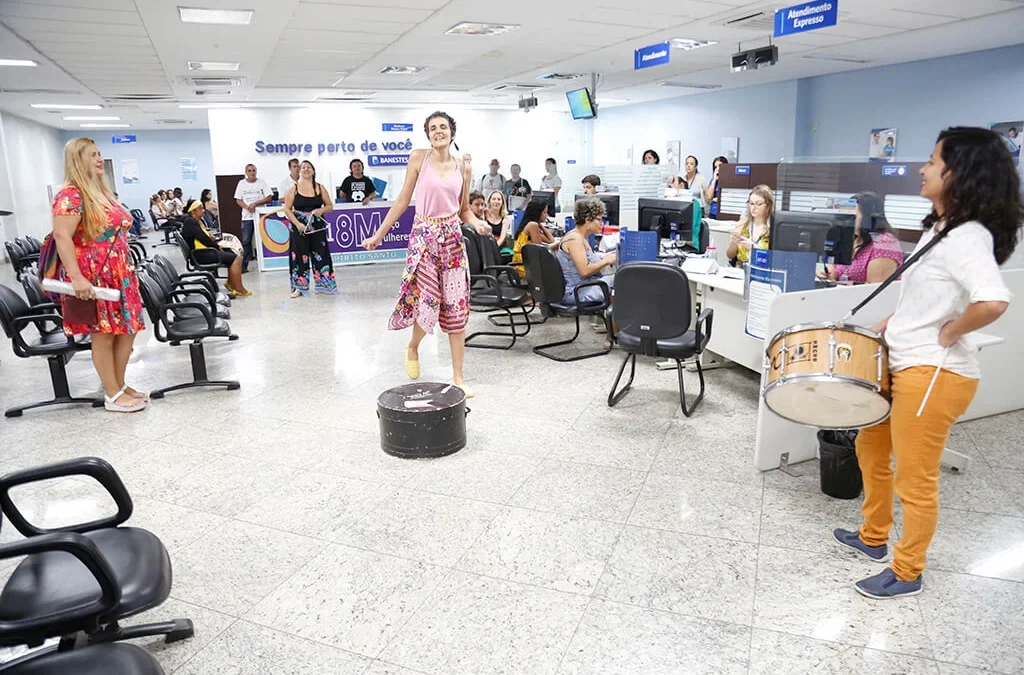 Ação cultural movimenta agências bancárias na luta pela vida das mulheres