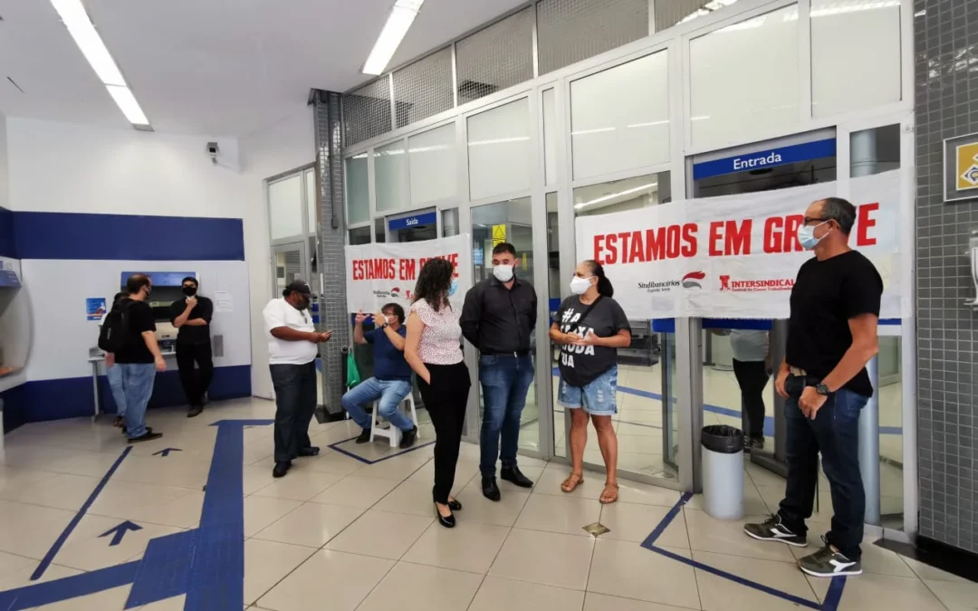 Bancários e bancárias retardam abertura de agências em defesa da Caixa 100% pública