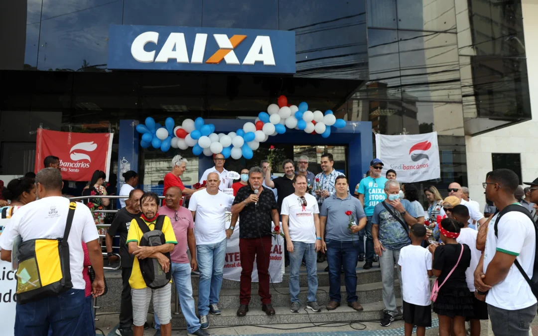 Sindicato distribui flores e lembra lutas em ato dos 89 anos da entidade e 162 da Caixa