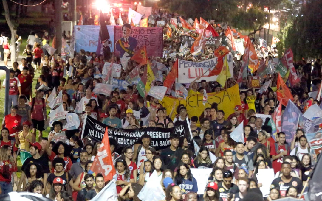 Milhares vão às ruas em defesa da educação e da democracia
