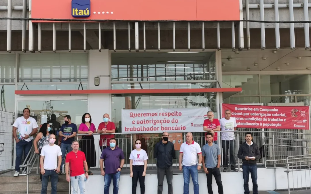 Itaú: bancários paralisam agência em protesto contra demissões