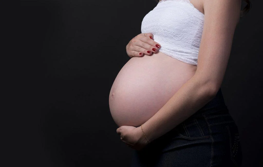 Retorno de gestantes ao trabalho presencial ameaça a vida de mulheres e bebês