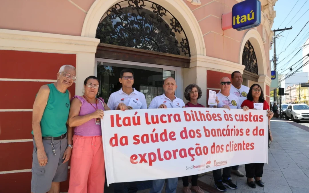 Sindicato realiza ato em denúncia às demissões do Itaú