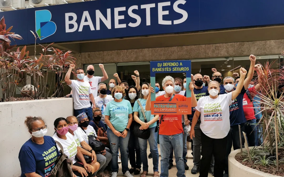Lideranças políticas e sociais participam de ato em defesa da seguradora dos capixabas