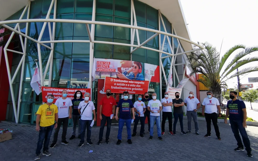 Santander: bancários protestam contra retorno do grupo de risco