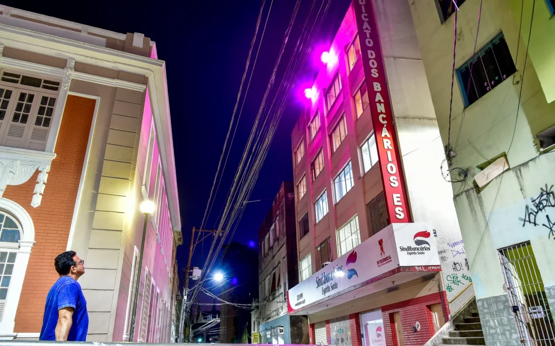 Outubro Rosa: Sindicato ganha iluminação especial em alerta ao câncer de mama