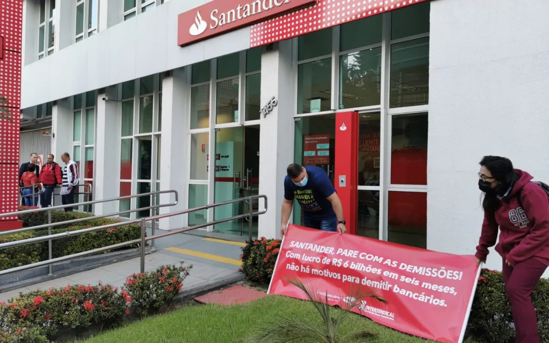 Bancários protestam contra reestruturação no Santander