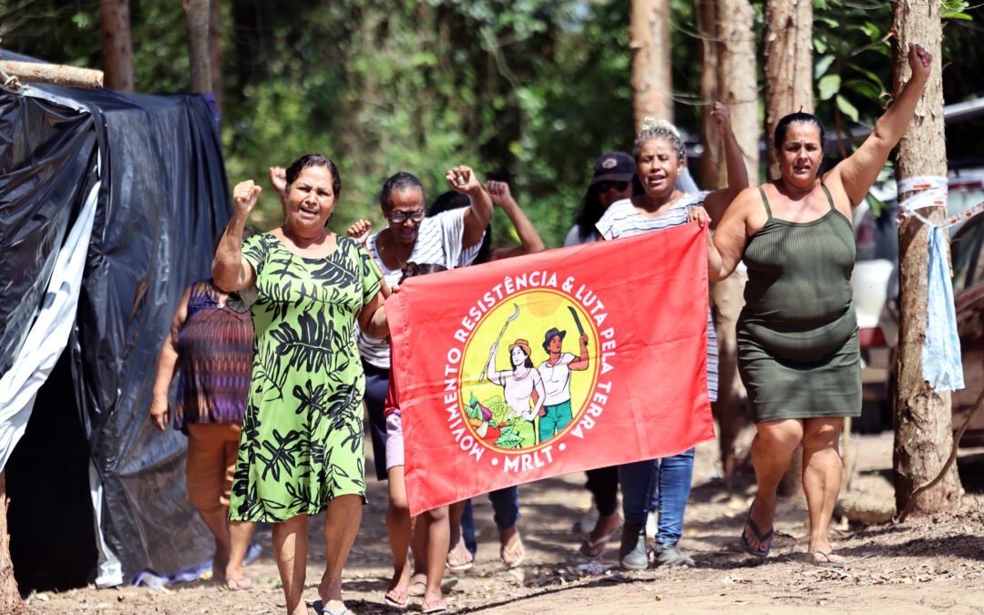 Famílias ocupam área na Barra do Riacho, em Aracruz