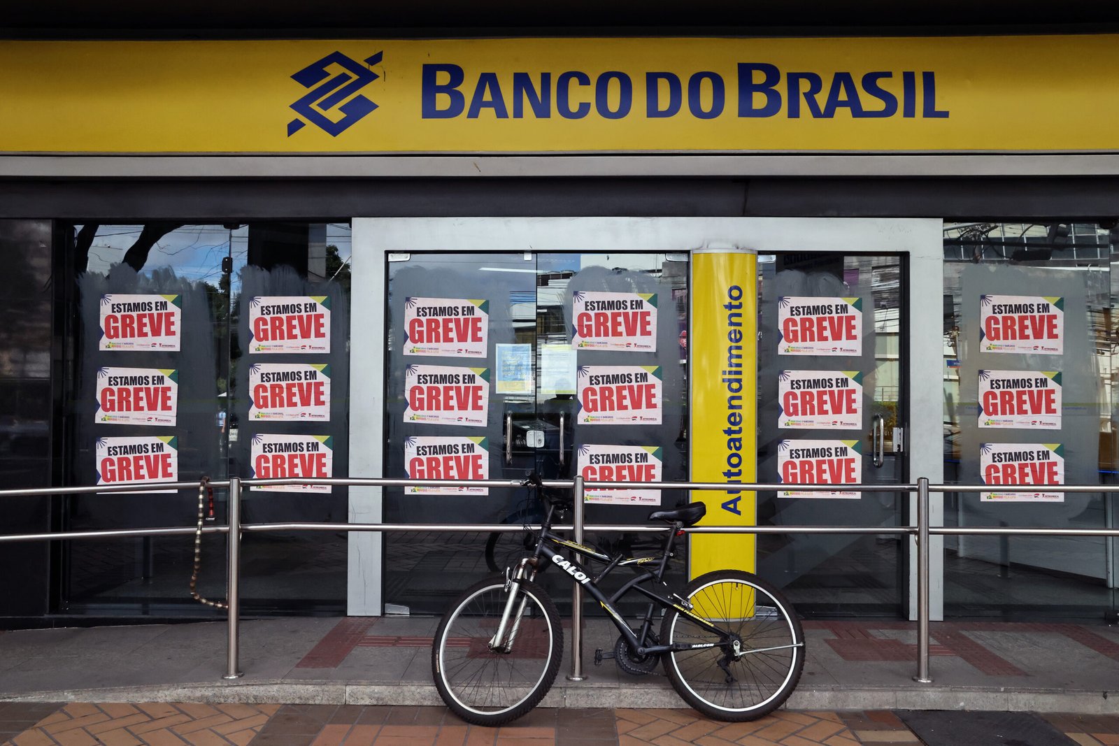 Bancários do Banco do Brasil e da Caixa entram em greve e fecham 83 agências no Espírito Santo